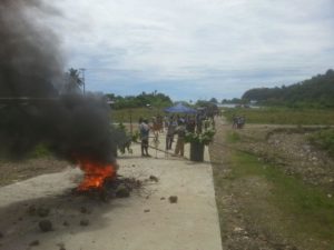 Residents of seven villages blocked the street of Demta