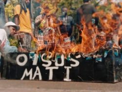 Papuan students burn a coffin in front of the Home Affairs Ministry Office expressing their rejection to Special Autonomy Policy Phase II in Papua