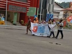 Prison officer hits Papuan raising Morning Star flag