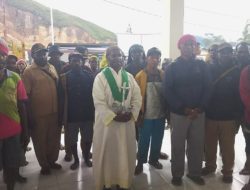 Rev. Martinus Iyai escorts three victims of Dogiyai clash to Dogiyai Police