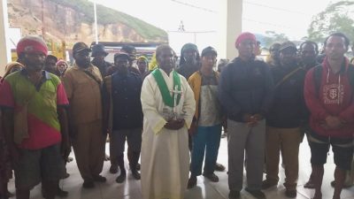 Rev. Martinus Iyai escorts three victims of Dogiyai clash to Dogiyai Police