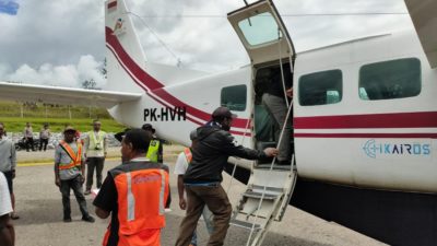 Displaced people return to Kiwirok and treated by health workers