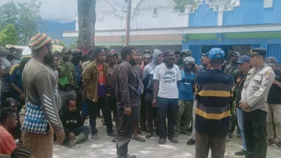 Dozens of residents of Upper Wouma and Lower Wouma blocked road access