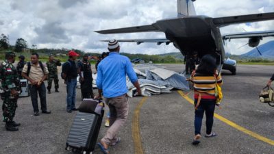 107 non-Papuans from Oksibil evacuate to Jayapura