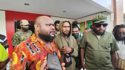 Viktor Yeimo defends himself against treason charges, denounces systemic racism in Papua