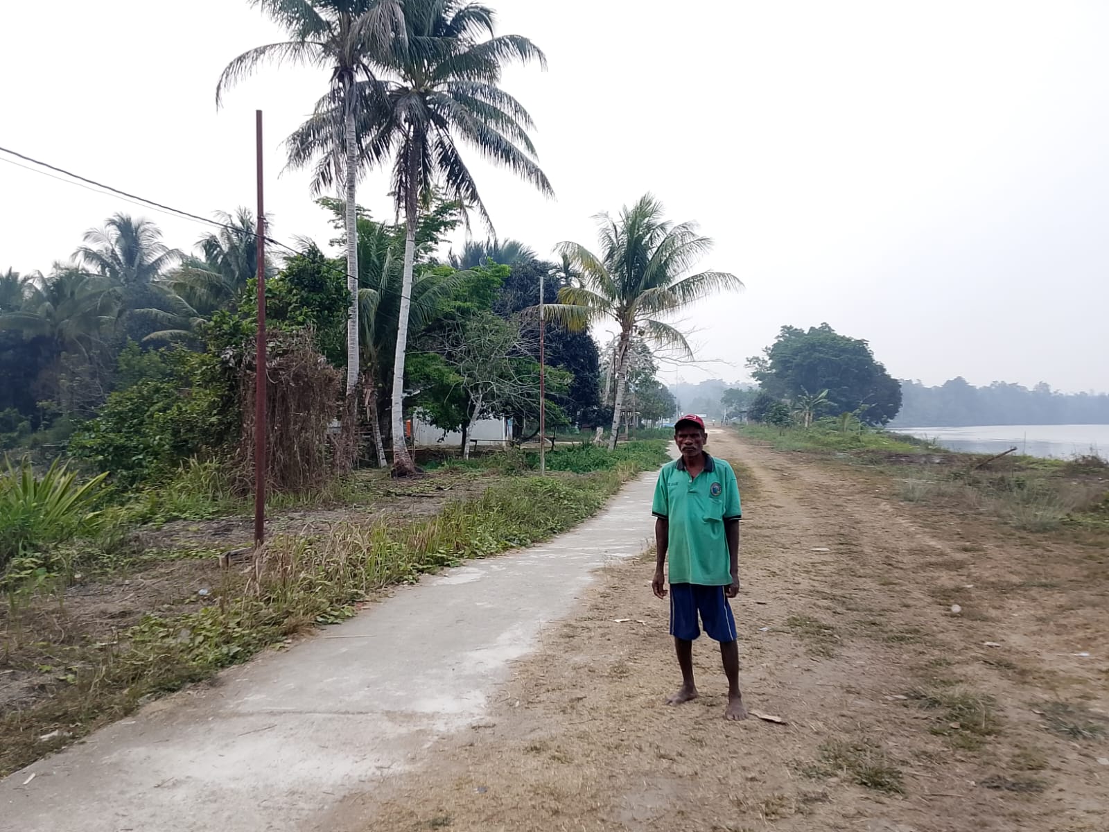 Kais residents urge government to build retaining wall as riverbank erodes